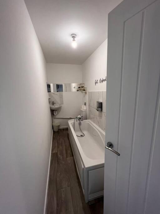Bridge Place - Spacious Home With Plenty Of Beds! Merthyr Tydfil Extérieur photo