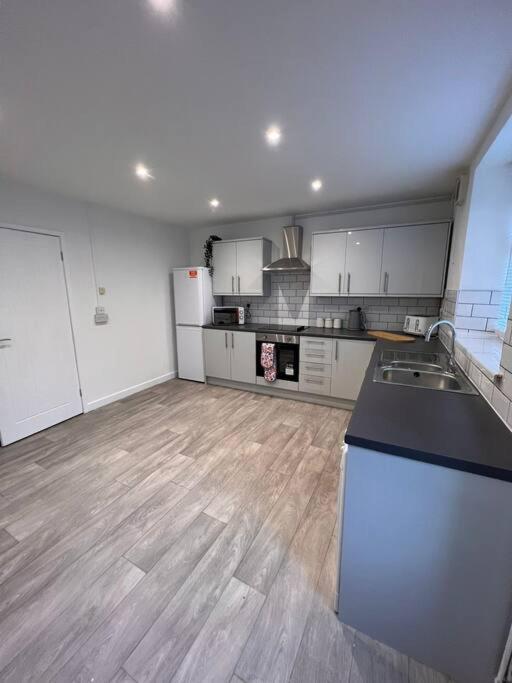 Bridge Place - Spacious Home With Plenty Of Beds! Merthyr Tydfil Extérieur photo